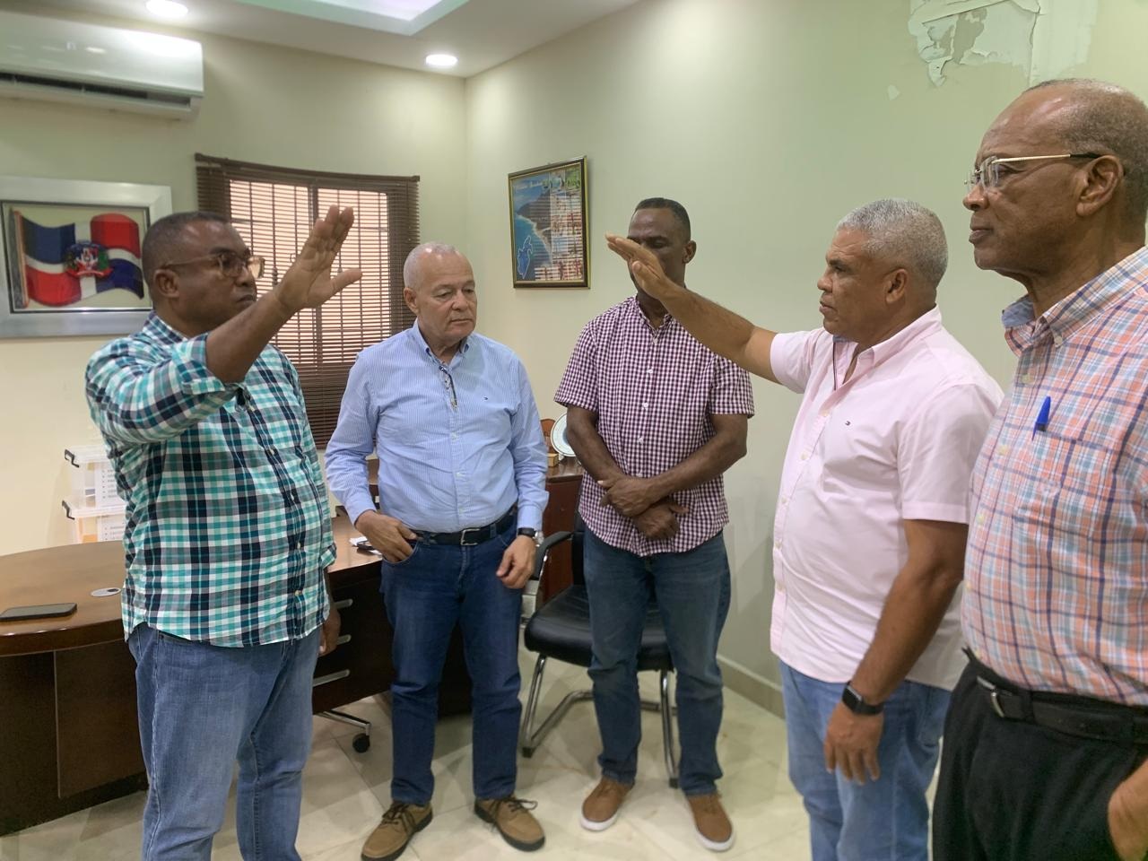 Quilvio Medina juramenta a Santos Féliz Ogando en la Fuerza del Pueblo en Barahona