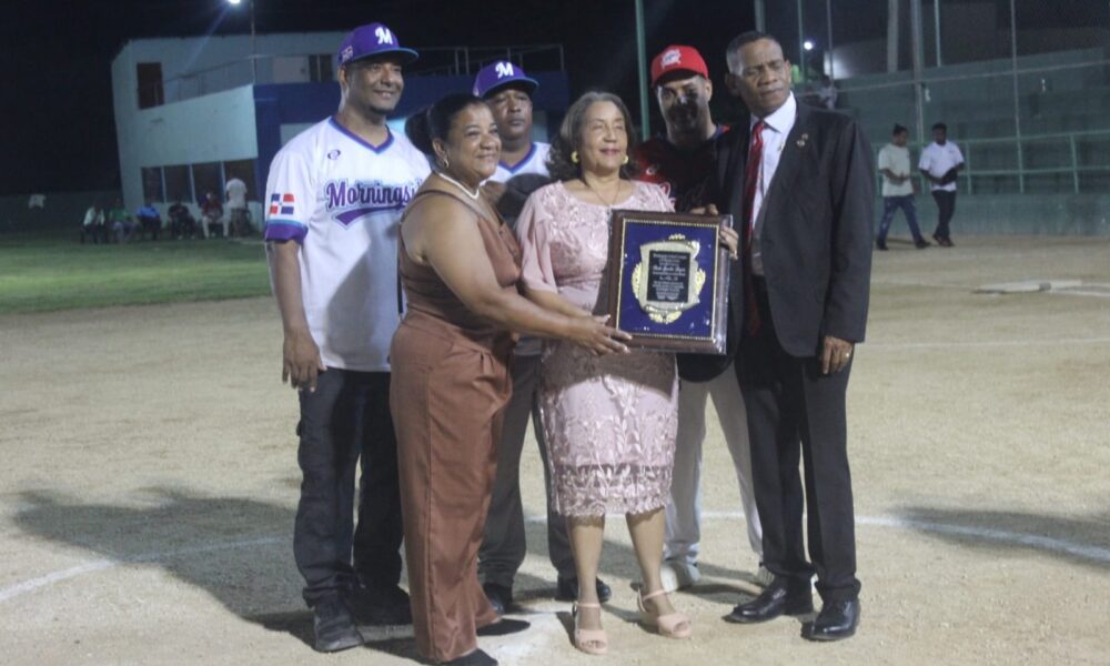 Reconocen a directora de la UASD Recinto Barahona por sus aportes a la educación dominicana