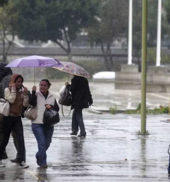 Lluvias y condiciones nubladas por una vaguada sobre República Dominicana.