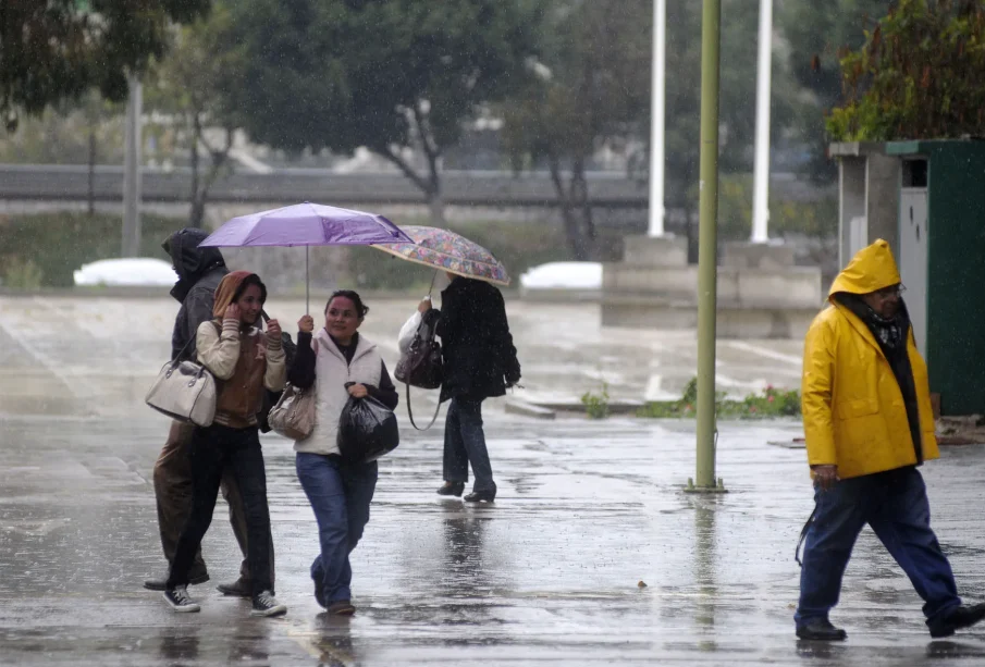 Lluvias y condiciones nubladas por una vaguada sobre República Dominicana.