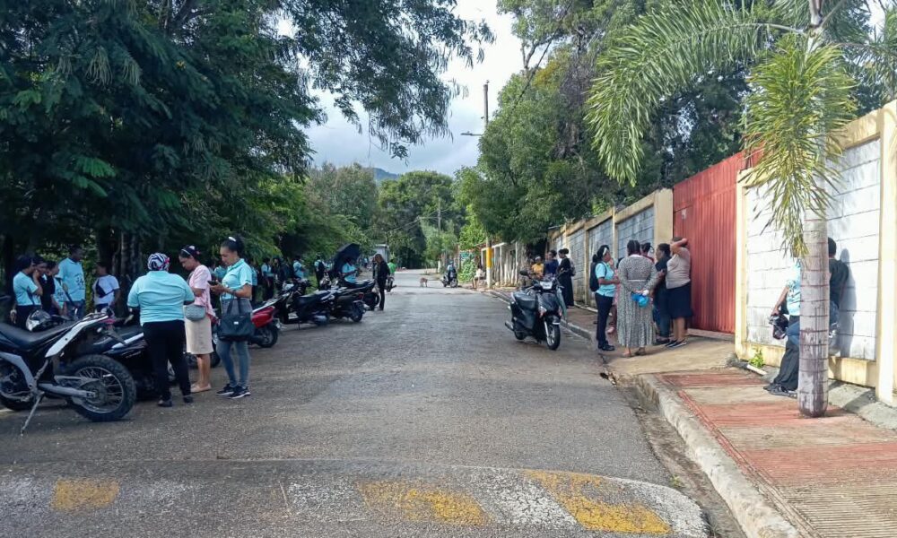 Unos 250 alumnos quedan sin clases por deterioro de la Escuela Fidelina  en La Guázara  de Barahona
