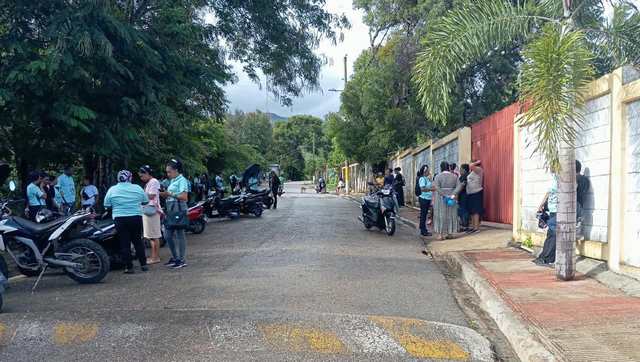 Unos 250 alumnos quedan sin clases por deterioro de la Escuela Fidelina  en La Guázara  de Barahona
