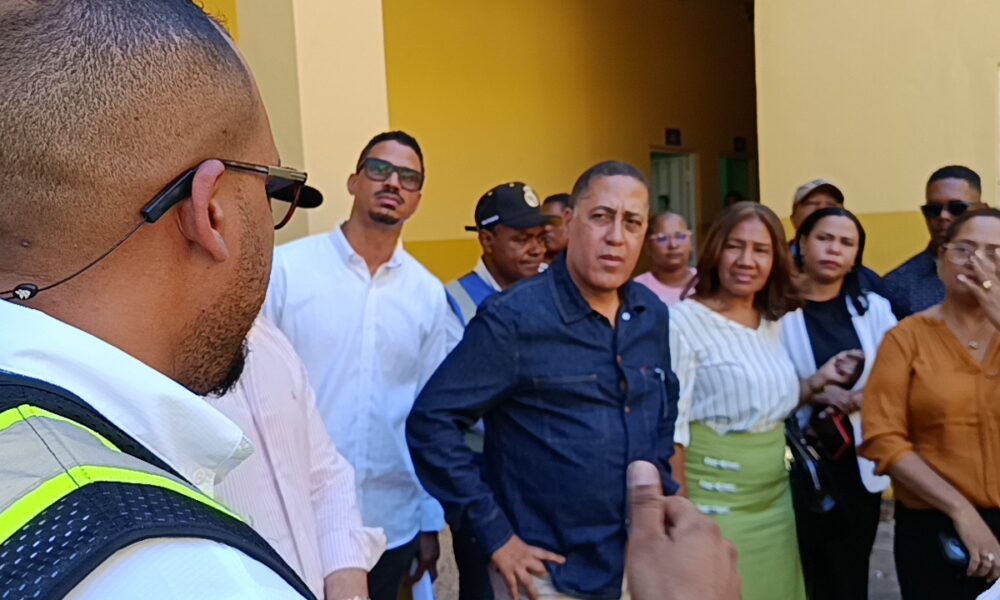 Director de Infraestructura Escolar da seguimiento a obras que ejecuta la entidad en Bahoruco