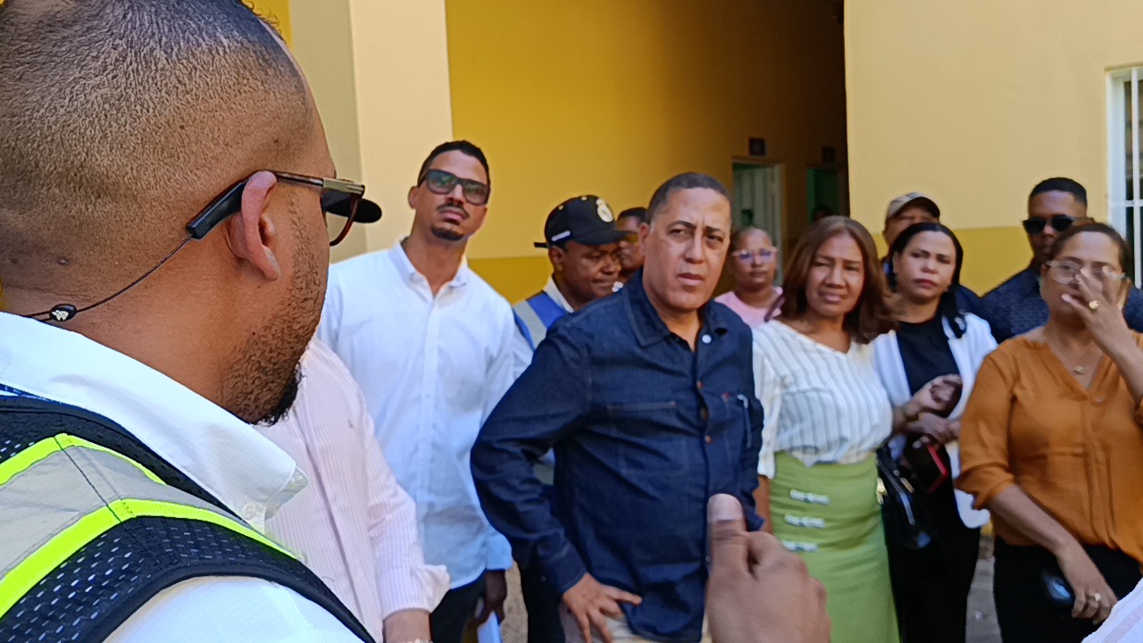 Director de Infraestructura Escolar da seguimiento a obras que ejecuta la entidad en Bahoruco