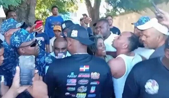 Diputada Millys Johanna Martínez Morillo durante el incidente con agentes policiales en Comendador, Elías Piña.