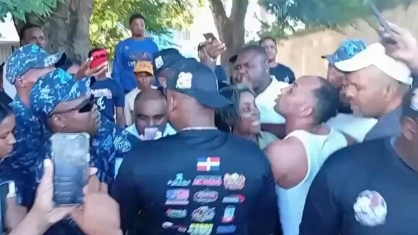 Diputada Millys Johanna Martínez Morillo durante el incidente con agentes policiales en Comendador, Elías Piña.