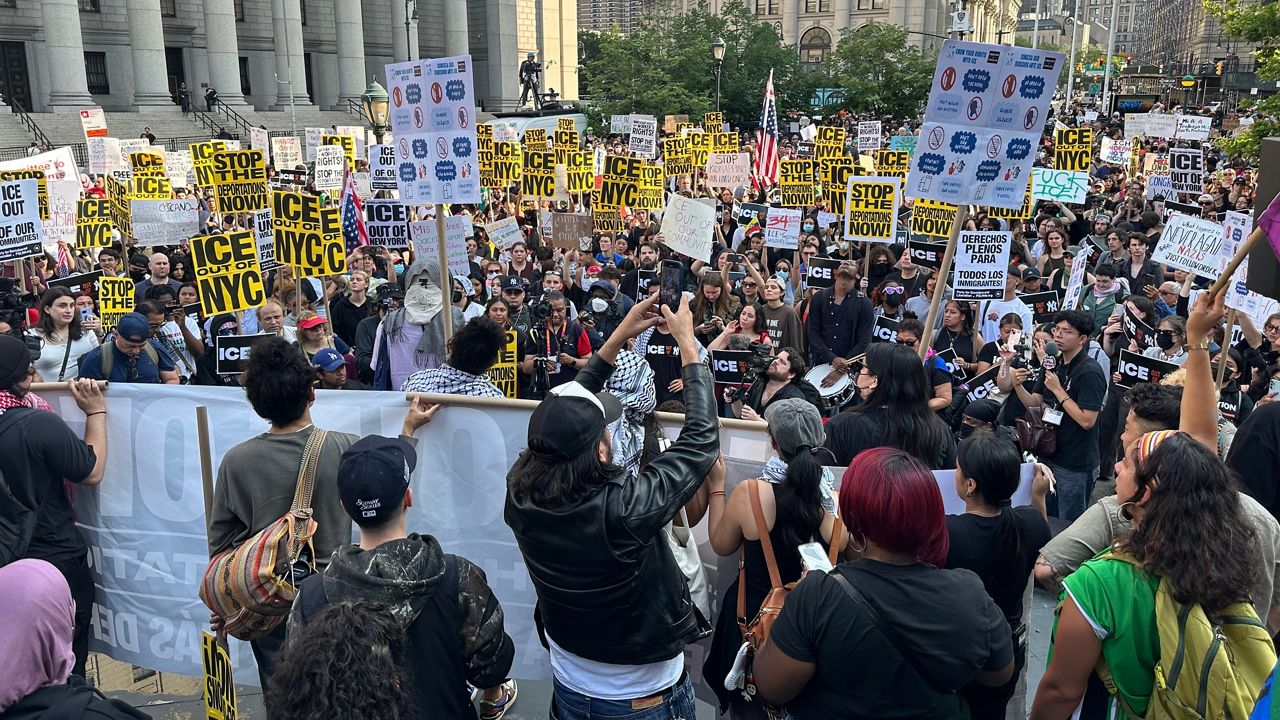 Manifestantes protestan en Nueva York tras el disparo de un agente del ICE contra un dominicano.