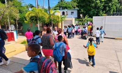 Fachada de la Escuela Primaria Mencía, en Paraíso, Barahona, escenario de una denuncia por amenazas contra su director.