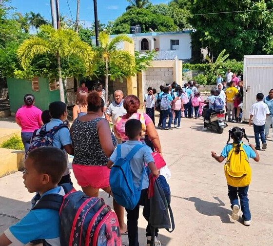 Fachada de la Escuela Primaria Mencía, en Paraíso, Barahona, escenario de una denuncia por amenazas contra su director.
