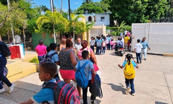 Fachada de la Escuela Primaria Mencía, en Paraíso, Barahona, escenario de una denuncia por amenazas contra su director.