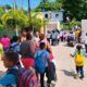 Fachada de la Escuela Primaria Mencía, en Paraíso, Barahona, escenario de una denuncia por amenazas contra su director.