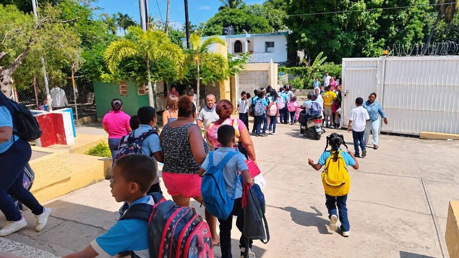 Fachada de la Escuela Primaria Mencía, en Paraíso, Barahona, escenario de una denuncia por amenazas contra su director.