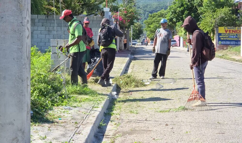 Brigadas municipales realizan labores de limpieza en Punta Palma, Barahona.