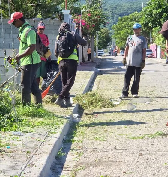Brigadas municipales realizan labores de limpieza en Punta Palma, Barahona.