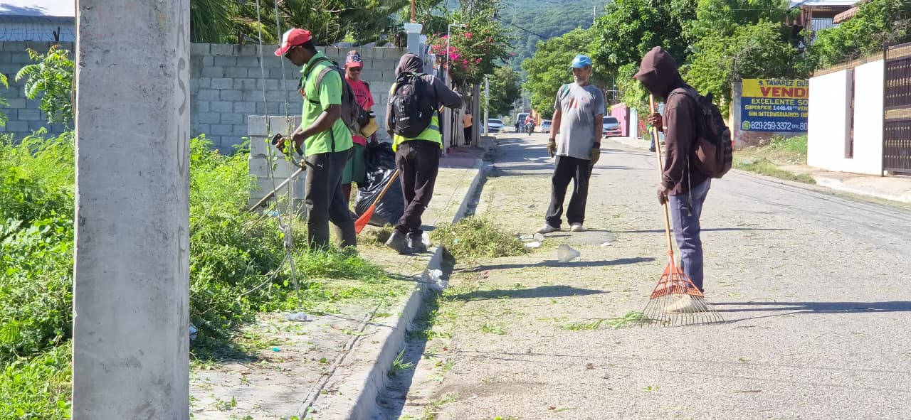Brigadas municipales realizan labores de limpieza en Punta Palma, Barahona.