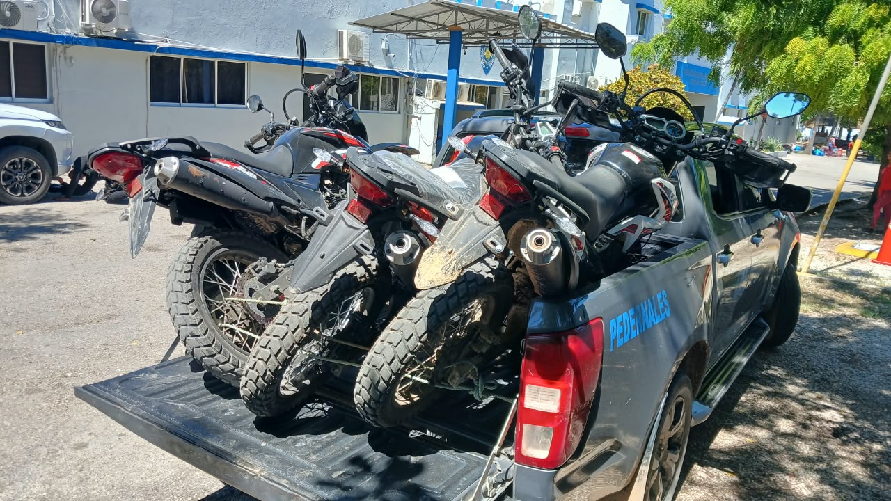 Tres motocicletas marca Loncin recuperadas por la Policía Nacional durante un allanamiento en Pedernales.