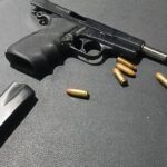 Imagen informativa sobre el operativo policial en Barahona en el que fue ocupada una pistola calibre 9 milímetros y retiradas dos máquinas tragamonedas.
