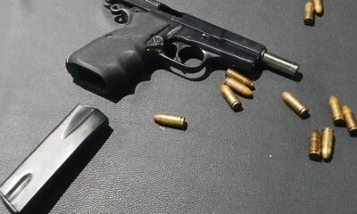 Imagen informativa sobre el operativo policial en Barahona en el que fue ocupada una pistola calibre 9 milímetros y retiradas dos máquinas tragamonedas.