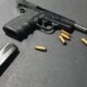 Imagen informativa sobre el operativo policial en Barahona en el que fue ocupada una pistola calibre 9 milímetros y retiradas dos máquinas tragamonedas.