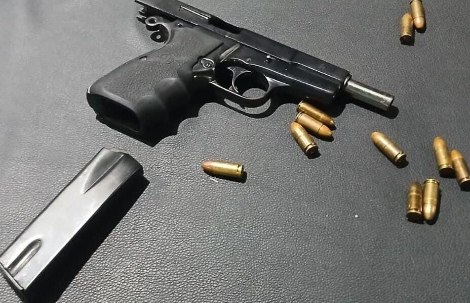 Imagen informativa sobre el operativo policial en Barahona en el que fue ocupada una pistola calibre 9 milímetros y retiradas dos máquinas tragamonedas.