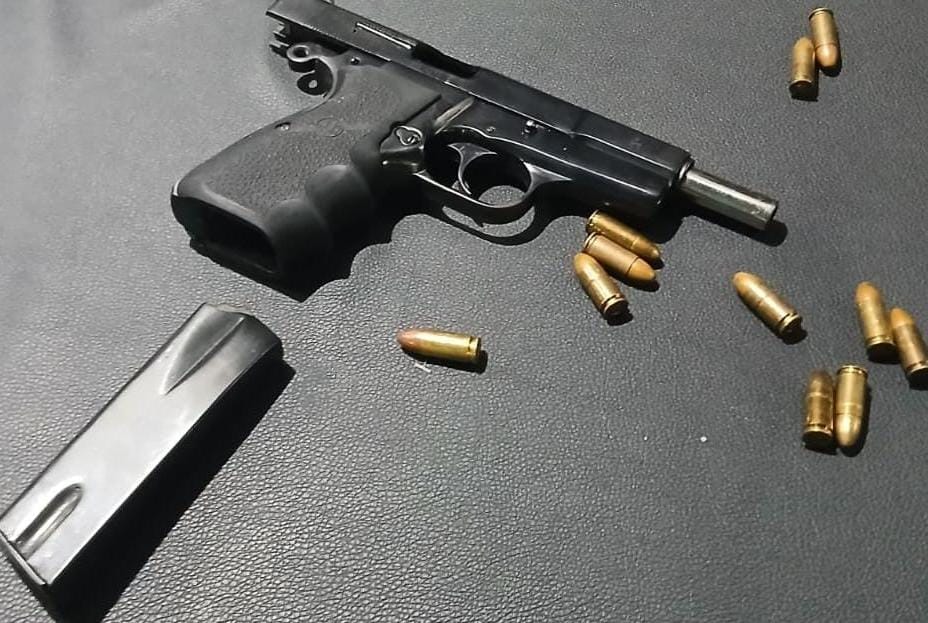 Imagen informativa sobre el operativo policial en Barahona en el que fue ocupada una pistola calibre 9 milímetros y retiradas dos máquinas tragamonedas.