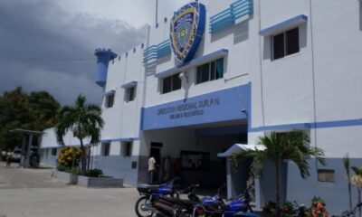 Personas requeridas por la justicia se entregan a la Policía en Barahona