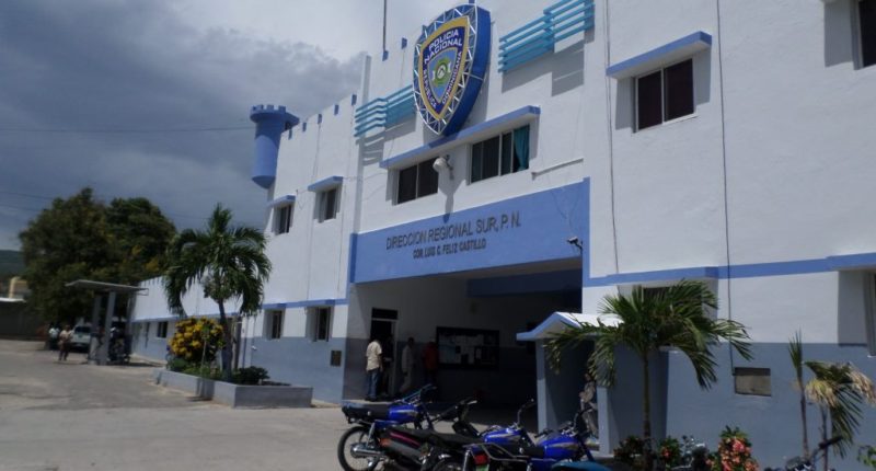 Personas requeridas por la justicia se entregan a la Policía en Barahona